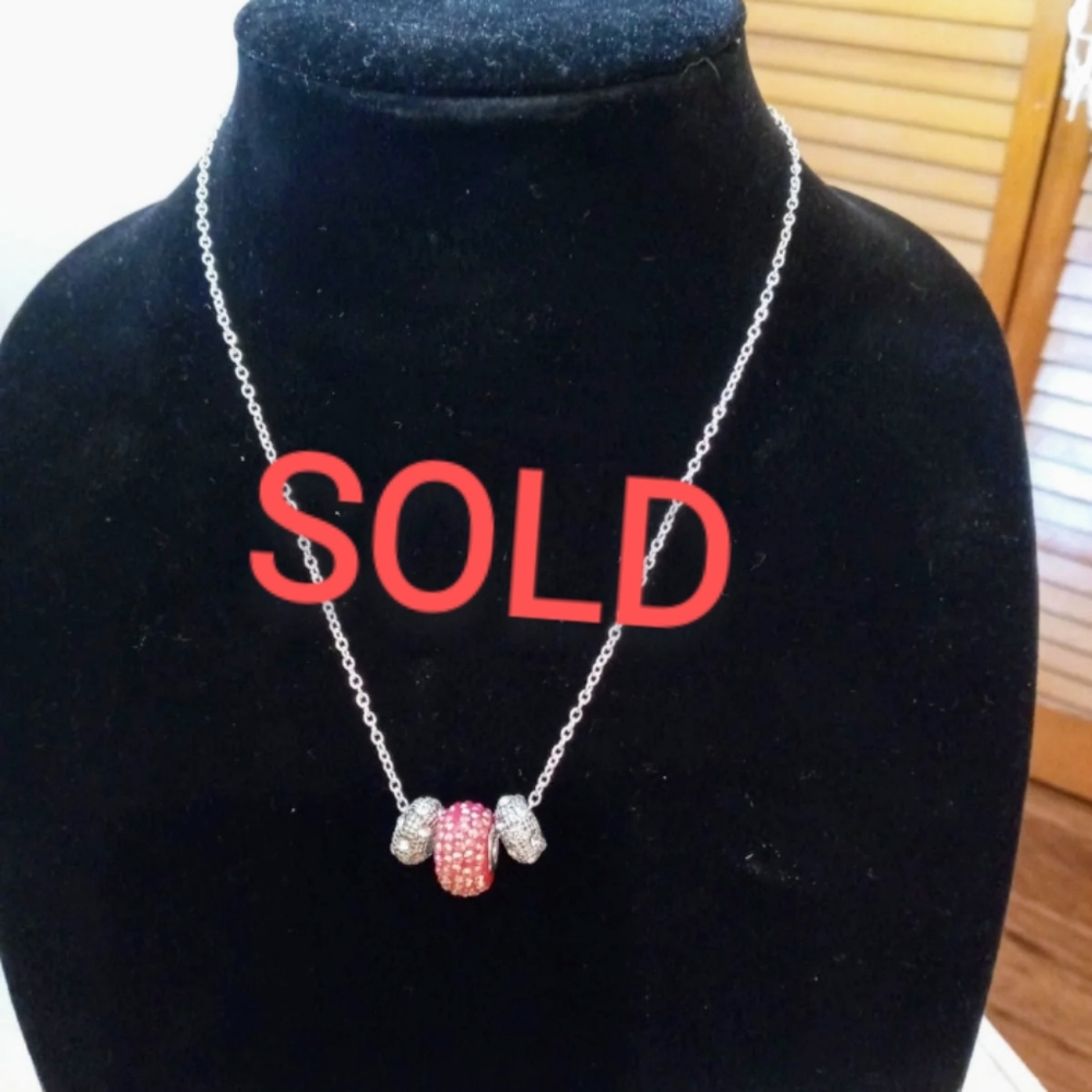 ✨3/20✨Beautiful hot pink charm necklace